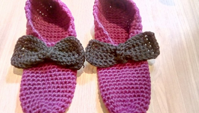 Slippers with bow